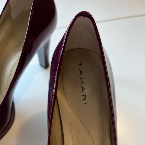 [SOLD] Tahari Patent Pumps with Gold Detailing - Picture 2 of 7